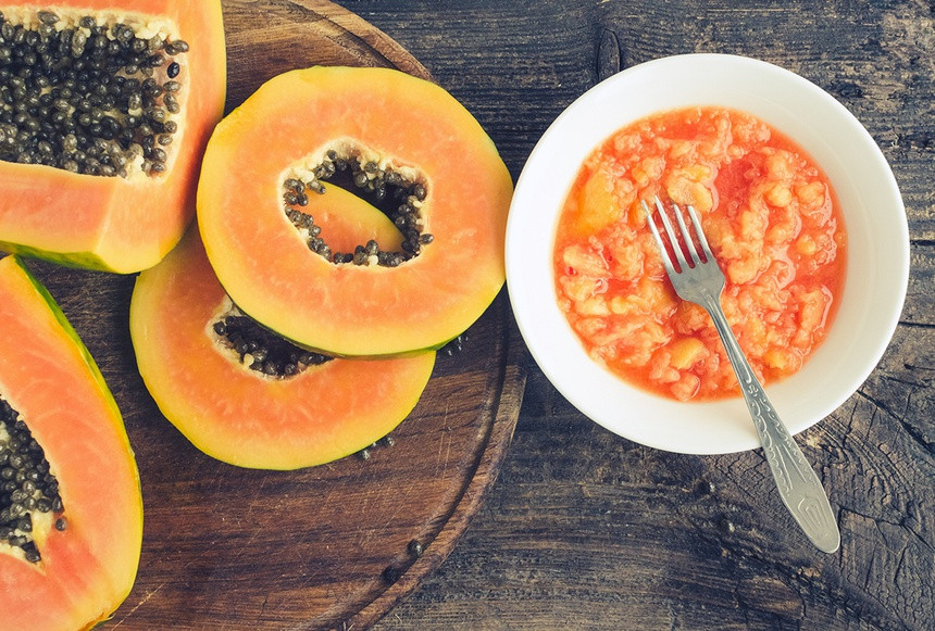 8. Mặt nạ dưỡng sáng da: Trộn hai thìa mật ong và nửa chén đu đủ nghiền nát. Nhẹ nhàng thoa hỗn hợp lên mặt, giữ nguyên suốt 15 phút. Một sự kết hợp khác giúp mang đến làn da tươi sáng là mật ong và nước cam. Trộn 3 thìa nước cam với khoảng 300 ml mật ong và đắp lên da. Ảnh: EMediHealth.