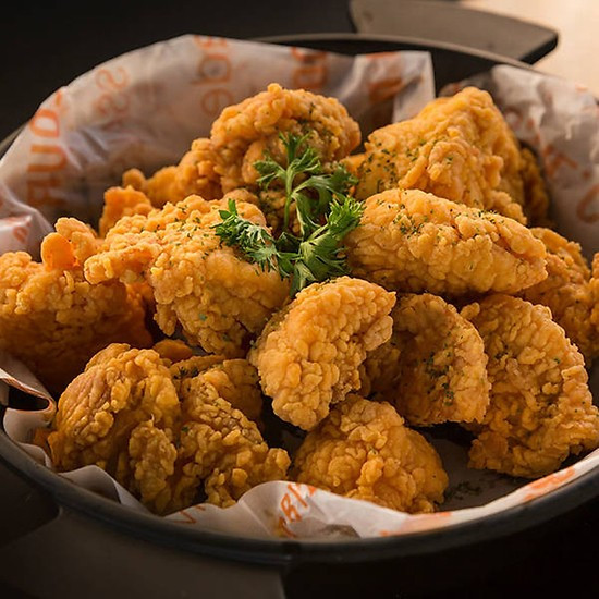 Tại sao nói như vậy? Bởi theo nghiên cứu, thịt gà có hàm lượng purin cao đáng kể, được xếp vào nhóm thực phẩm có hàm lượng purin trung bình, trong khoảng từ 9 – 100 miligram purin trong 85 gram thịt. Trong khi đó Coca là nước ngọt có gas, chứa chất fructose – một loại chất có thể làm gia tăng hàm lượng axit uric trong máu.