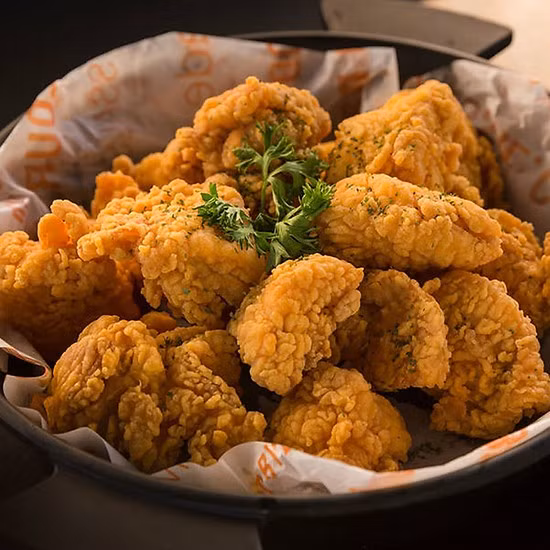 Tại sao nói như vậy? Bởi theo nghiên cứu, thịt gà có hàm lượng purin cao đáng kể, được xếp vào nhóm thực phẩm có hàm lượng purin trung bình, trong khoảng từ 9 – 100 miligram purin trong 85 gram thịt. Trong khi đó Coca là nước ngọt có gas, chứa chất fructose – một loại chất có thể làm gia tăng hàm lượng axit uric trong máu.