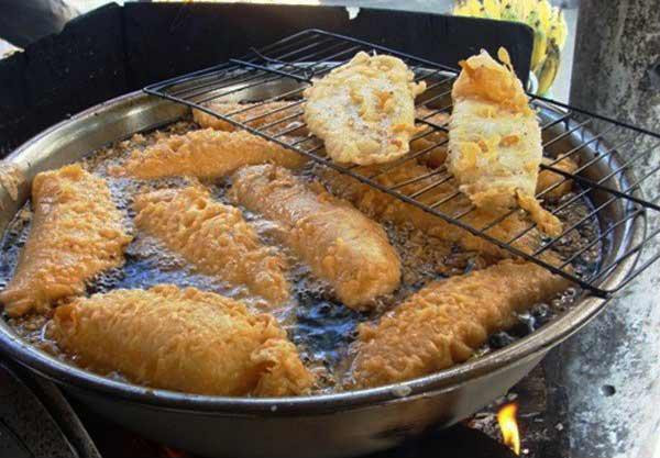 Sau khi hỏi cặn kẽ, các bác sĩ biết được, ông Trương là người phương Bắc nên khẩu vị tương đối nặng, sau khi về hưu ông hay vào bếp làm mấy món chiên, rán xào. Thêm nữa, ông tẩm ướp các loại gia vị rất ngon, vì vậy cháu trai cũng cực thích ăn, cân nặng ăn vùn vụt cũng không quan tâm.