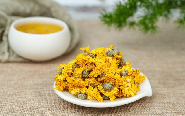 Cụ thể, Selen có trong trà hoa cúc giúp cơ thể tống chất thải trong máu ra ngoài và thúc đẩy tuần hoàn máu trong cơ thể; Stachytine nhanh chóng phân hủy lipid trong mạch máu và ức chế sự tích tụ chất độc trong cơ thể; flavonoid có thể ngăn ngừa tắc nghẽn mạch máu, giúp ngăn ngừa các bệnh về mạch máu và bảo vệ mạch máu.