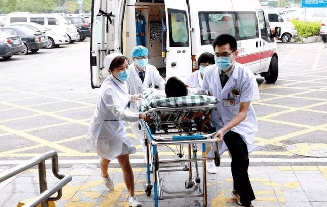 Thế nhưng chưa kịp đi khám thì vài ngày trước, ông Trương đột nhiên ngất xỉu khi đang ăn, gia đình vội gọi xe cấp cứu đưa vào bệnh viện. Tại bệnh viện, sau khi bác sĩ kiểm tra thì thấy mỡ máu của ông Trương đã vượt quá tiêu chuẩn cộng với một số bệnh khác, tình trạng đã rất nguy hiểm.