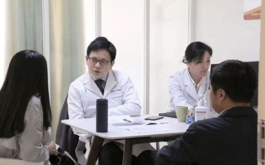 Con trai ông Trương nghe xong rất lo lắng, sợ lại xảy ra chuyện tương tự nên êu cầu cả gia đình gồm 5 người đi khám sức khỏe toàn diện. Trong lần khám sức khỏe này, vợ của ông và cháu trai đều bị cao huyết áp cùng mỡ máu. Điều này khiến tất cả mọi người bất ngờ và hoang mang.