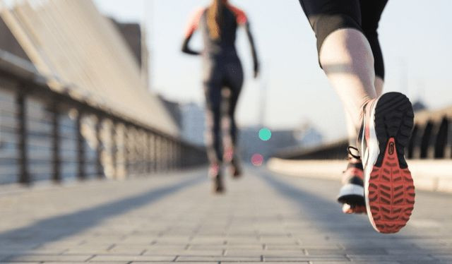 Thứ hai là tập thể dục thường xuyên. Tập thể dục hợp lý có thể cải thiện hiệu quả tình trạng mỡ máu. Tập thể dục có thể làm tăng sự phân hủy cholesterol trong cơ thể, tiêu hao mỡ thừa và tăng mức độ lipoprotein mật độ cao.