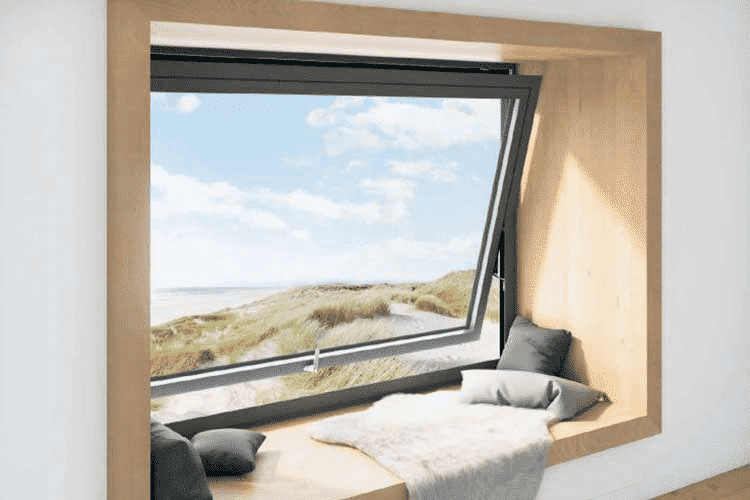 - Người thường dù có mang khẩu trang, virus bám vào bàn tay. Khi cầm nắm các vật dụng trong phòng, họ đưa lên mũi, miệng vẫn nhiễm bệnh. Trước đây, tải lượng virus lơ lửng ở mức độ cao mới lây, hiện ít vẫn có khả năng này.