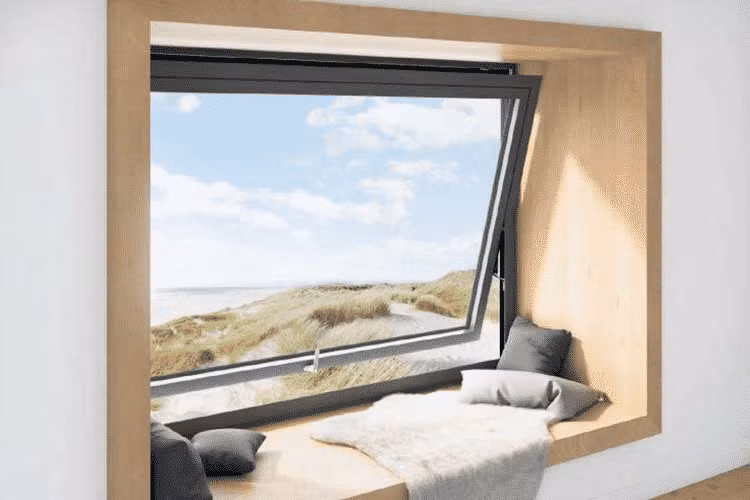 - Người thường dù có mang khẩu trang, virus bám vào bàn tay. Khi cầm nắm các vật dụng trong phòng, họ đưa lên mũi, miệng vẫn nhiễm bệnh. Trước đây, tải lượng virus lơ lửng ở mức độ cao mới lây, hiện ít vẫn có khả năng này.