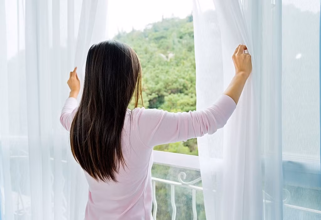 Trả lời về thắc mắc này, GS.TS Nguyễn Viết Nhung, Giám đốc Bệnh viện Phổi Trung ương, cho biết điều này cần phải được hiểu đúng. Virus chỉ có thể lây lan trong không khí nhưng trong không gian kín. Trong không gian mở, nhờ ozone, hạt sương mù, gió, khả năng truyền nhiễm sẽ được giảm bớt.