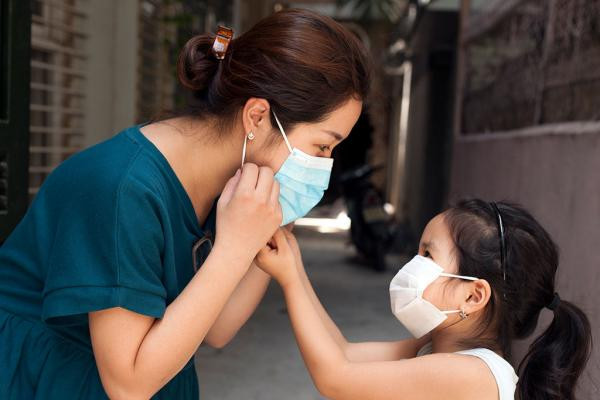 Đồng quan điểm, bác sĩ Trương Hữu Khanh, Bệnh viện Nhi đồng 1 (TP.HCM) giải thích virus gây bệnh Covid-19 không thể tồn tại trong không khí mà luôn nằm trong giọt bắn (dịch hầu họng, nước bọt của người mắc bệnh). Trong môi trường kín, điều hòa, virus lơ lửng trong không khí, dễ phát tán gây lây lan mạnh hơn. Ông nhấn mạnh nCoV lây nhiễm qua các đường sau: