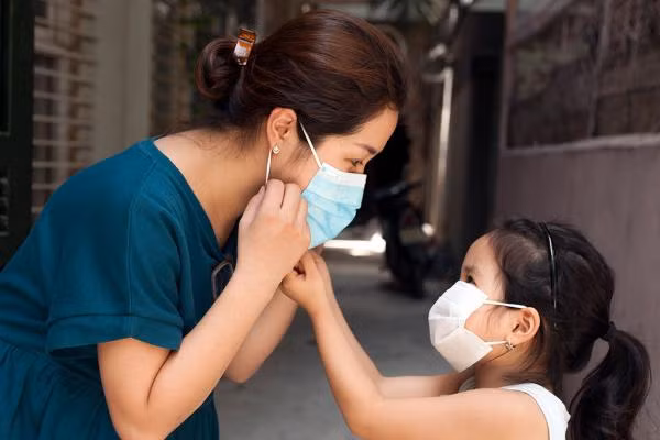 Đồng quan điểm, bác sĩ Trương Hữu Khanh, Bệnh viện Nhi đồng 1 (TP.HCM) giải thích virus gây bệnh Covid-19 không thể tồn tại trong không khí mà luôn nằm trong giọt bắn (dịch hầu họng, nước bọt của người mắc bệnh). Trong môi trường kín, điều hòa, virus lơ lửng trong không khí, dễ phát tán gây lây lan mạnh hơn. Ông nhấn mạnh nCoV lây nhiễm qua các đường sau: