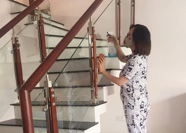 - Trong phòng nhiệt độ lạnh, kín nên không khí tù, không thông thoáng. Người nhiễm bệnh không mang khẩu trang đúng nói chuyện, thở, ho, hắt hơi đưa giọt bắn có chứa virus vào phòng. Người khác đi vào không mang khẩu trang, hít vào sẽ lây.