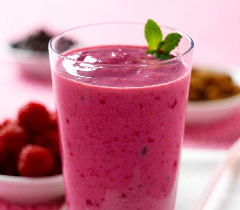 Cách pha chế này sẽ tăng thêm hương vị cho đồ uống nhưng vô tình tước đoạt hết các khoáng chất tự nhiên có trong trái cây, bỏ đi hoàn toàn lượng chất xơ khiến những thức uống vốn bổ dưỡng lại trở thành tác nhân gây hại cho sức khỏe. Đặc biệt, làm tăng gánh nặng cho thận.