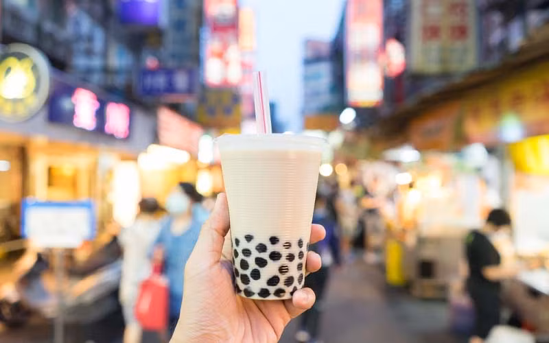 1 . Trà sữa: Đây là một trong những thức uống được người Việt vô cùng yêu thích, thậm chí có người ngày nào cũng phải uống một ly trà sữa, không uống thì sẽ thấy khó chịu, bức bối, giống như nghiện.