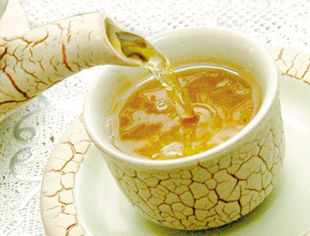 Cụ thể, khi bạn uống quá nhiều chè đặc, cơ thể sẽ bị nhiễm flo. Lúc này, thận bị tích trữ quá tải gây tổn thại tới vỏ thận, ống tủy. Flo không được đào thải hết ra ngoài cũng sẽ gây ra tình trạng chán ăn, mệt mỏi thậm chí là suy giảm trí nhớ.