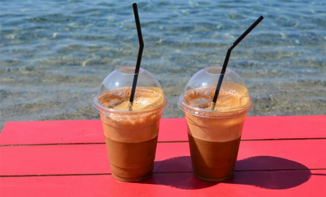 2. Cà phê giá rẻ, kém chất lượng: Cà phê sữa hoặc 1 số loại cà phê giá rẻ, cà phê kém chất lượng bán dạo, bán rong trôi nổi ngoài đường thực sự là mối nguy hại đối với sức khỏe.