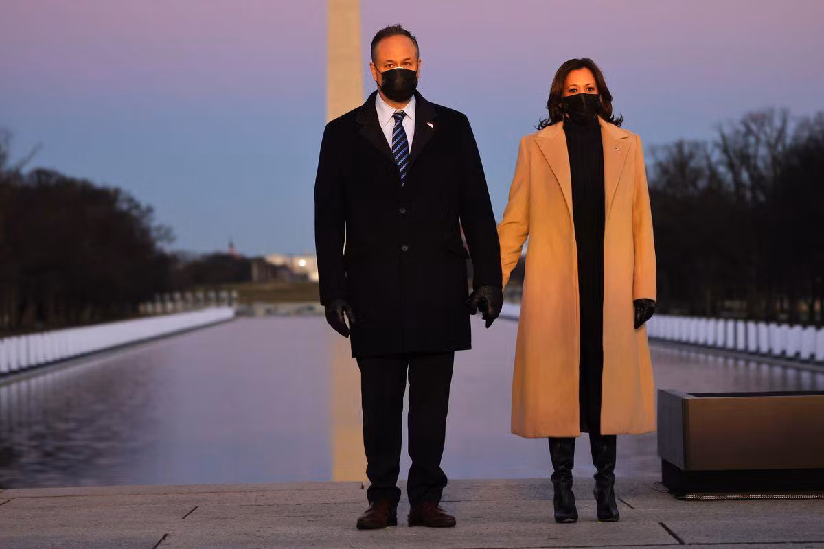 Khi tham dự lễ tưởng niệm các nạn nhân của đại dịch COVID-19 vào đêm trước lễ nhậm chức, nữ Phó Tổng thống Mỹ khoác bên ngoài bộ đồ đen chiếc áo khoác màu camel dáng dài do Kerby Jean-Raymond thiết kế.