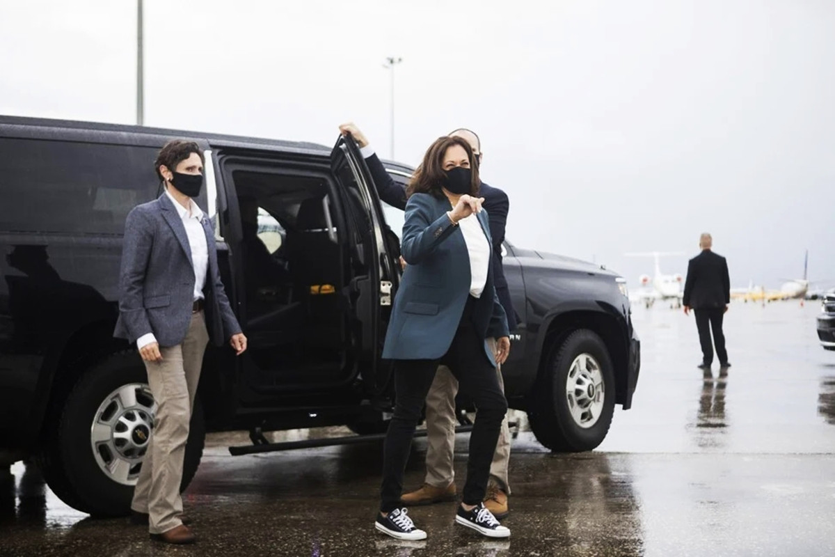 Đặc biệt, nếu những nữ chính trị gia khác lựa chọ giày da, mũi nhọn để khiến bộ suit thêm hoàn mỹ thì Kamala Harris lại thích sự năng động từ những đôi giày boots khỏe khoắn hoặc sneakers. Điều này khiến hình ảnh của bà trong mắt công chúng càng gần gũi hơn.