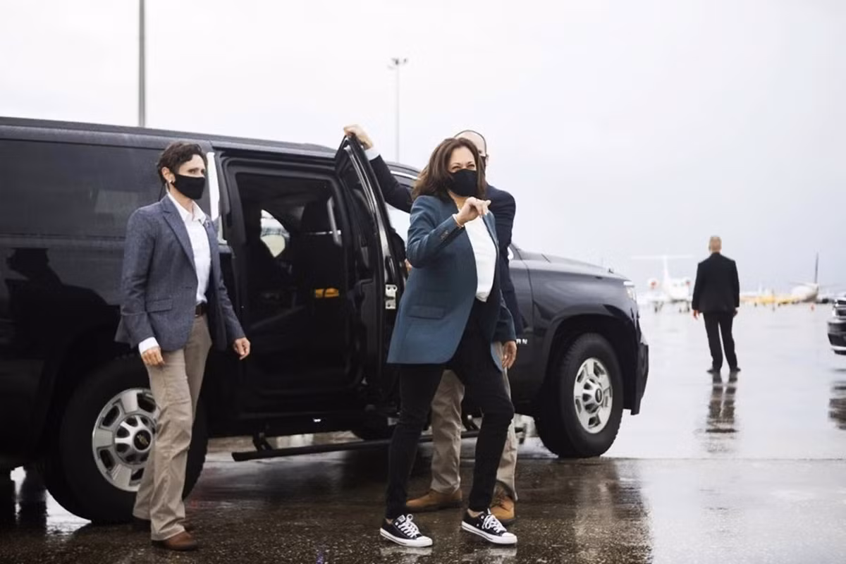 Đặc biệt, nếu những nữ chính trị gia khác lựa chọ giày da, mũi nhọn để khiến bộ suit thêm hoàn mỹ thì Kamala Harris lại thích sự năng động từ những đôi giày boots khỏe khoắn hoặc sneakers. Điều này khiến hình ảnh của bà trong mắt công chúng càng gần gũi hơn.