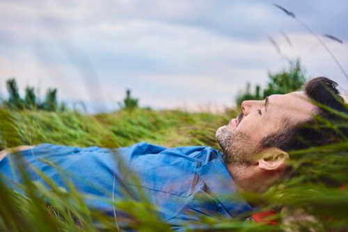 Tuy nhiên, trước đây đã có nhiều nghiên cứu gây tranh cãi về nhận định này. Một nghiên cứu của Đại học Cambridge năm 2008 cho thấy, tỷ lệ mắc ung thư tuyến tiền liệt tăng lên khi thủ dâm quá thường xuyên. Ngoài di truyền, ung thư tuyến tiền liệt cũng liên quan đến việc hút thuốc, uống rượu và béo phì.