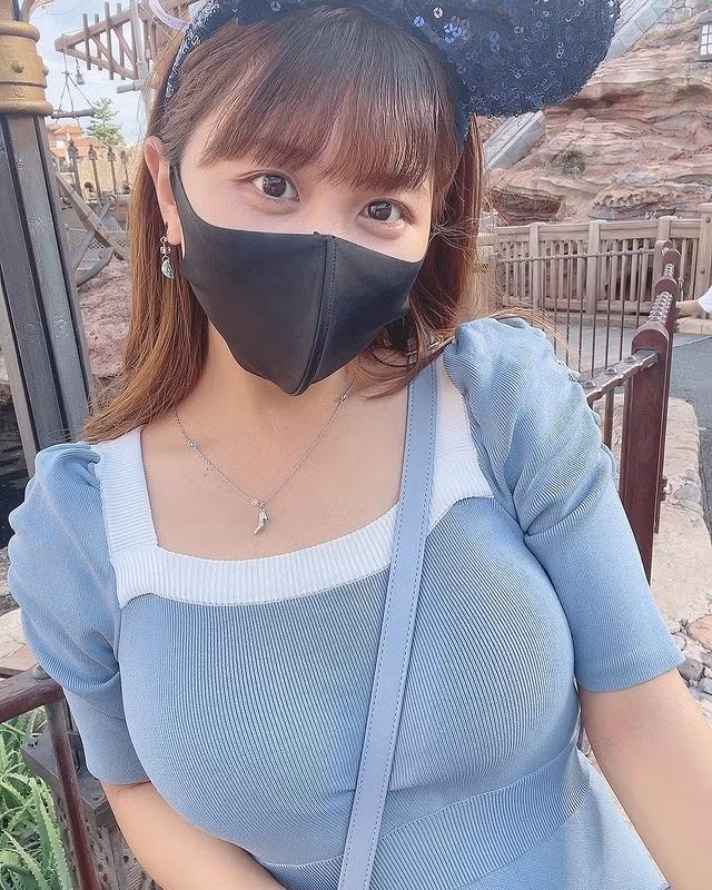 Nhiều người cho biết, họ thực sự bị thu hút bởi Chiba Nanaki. Chiếc váy thiết kế ôm sát không chỉ tôn lên đường cong chữ S của hot girl mà còn làm nổi bật khuôn ngực căng tròn của cô.