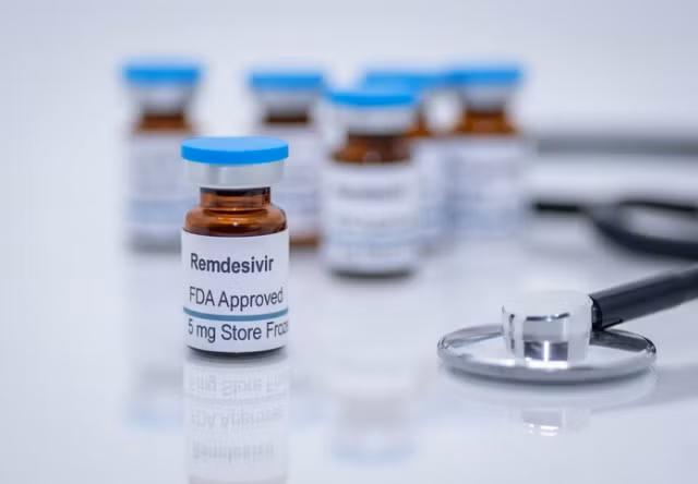  Tiêm Remdesivir có tác dụng phụ không? Remdesivir có thể gây ra các phản ứng phụ nghiêm trọng trong và sau khi truyền thuốc nên cần theo dõi sát sao. Các tác dụng phụ có thể như buồn nôn, đau, chảy máu, bầm tím da, đau nhức hoặc sưng tấy gần nơi tiêm thuốc.