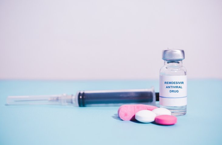 Tìm hiểu thêm, Remdesivir là thuốc kháng virus phổ rộng, một tiền chất tương tự nucleotide, được sản xuất bởi Gilead Science Inc. Thuốc sử dụng dưới dạng truyền tĩnh mạch, thời gian sử dụng thuốc cho một đợt điều trị là 10 ngày.