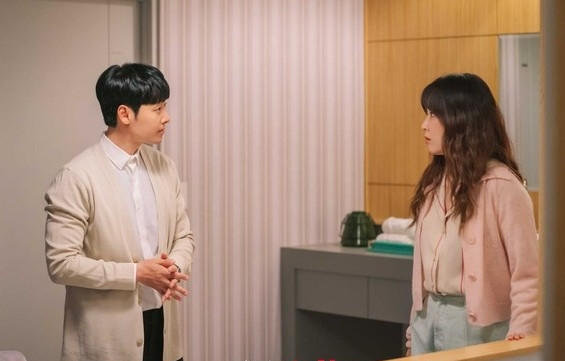 Thế nhưng trong mắt phụ nữ nữ hành động im lặng mang ý nghĩa bỏ rơi. Khi không nhận được phản hồi từ bạn trai/chồng mình, họ sẽ nghĩ rằng nửa kia không quan tâm đến mình, dần dần rơi vào trạng thái đau khổ, thất vọng.