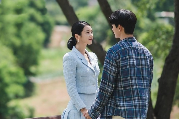 Trong khi đó, phụ nữ muốn được công nhận vị trí của mình, họ cần cảm giác được yêu và xác nhận rằng họ được yêu thông qua sự yêu chiều và thể hiện bằng lời nói của nửa kia.