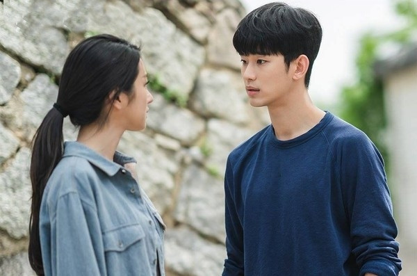 Thứ hai, con trai cần ở một mình, con gái cần lắng nghe. Khi đối mặt với điều không vui, phụ nữ cần một người có thể lắng nghe. Cô ấy có thể nói ra những suy nghĩ, khúc mắc...