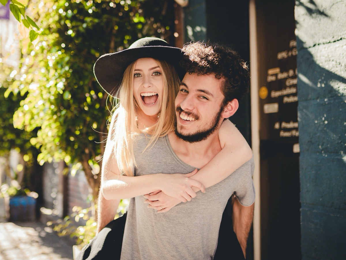 Trong khi đó, khi gặp chuyện khó khăn, buồn phiền, hầu hết đàn ông chỉ thích ở một mình. Họ không muốn bị quấy rầy để có thể suy nghĩ và giải quyết vấn đề một mình. Một số người giải tỏa căng thẳng bằng cách đọc sách, báo, chơi trò chơi hoặc hút thuốc.