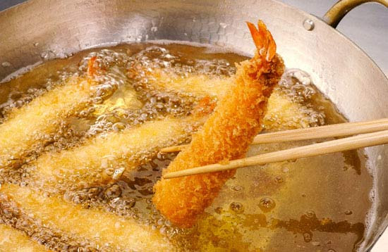 4. Đồ chiên, rán. Thời gian chiên thực phẩm càng lâu thì hàm lượng acrylamide càng cao, acrylamide là chất gây ung thư, một khi tiêu thụ quá mức sẽ làm tăng tỉ lệ mắc các bệnh ung thư tuyến tụy, ung thư dạ dày, ung thư ruột kết, ung thư phổi và các bệnh ung thư khác.