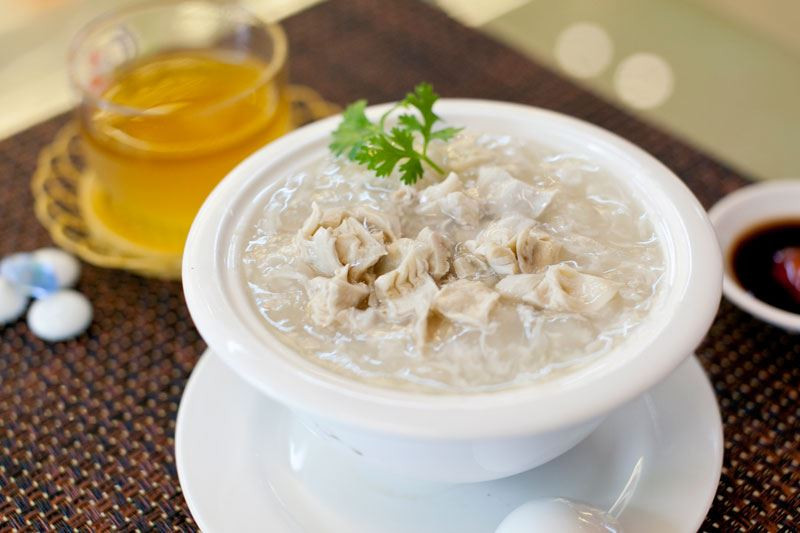 Lưu ý với những người có hệ thống tiêu hóa kém hoặc đang mắc các bệnh về đường tiêu hóa thì không nên ăn bóng cá quá nhiều, vì bóng cá có nhiều chất keo dễ gây khó tiêu.