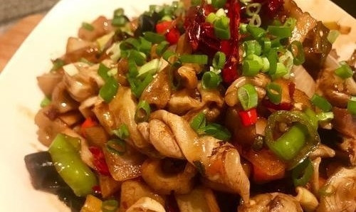 Thế nhưng ít người biết được, bộ phận bổ nhất của cá là gì. Đáng nói, bộ phận này thường bị bỏ đi mặc dù giá trị của nó sánh ngang với tổ yến, đắt như vàng. Đó là bóng cá, trong y học cổ truyền bóng cá còn được gọi là ngư biêu, ngư giao.