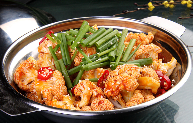 Một số hoạt chất súp lơ trắng khi được cơ thể hấp thụ sẽ gây tăng tiết hormone và làm nặng thêm các nốt sùi vốn có. Chính vì thế, bệnh nhân cường giáp nên tránh xa loại rau này để bảo vệ sức khỏe bản thân.