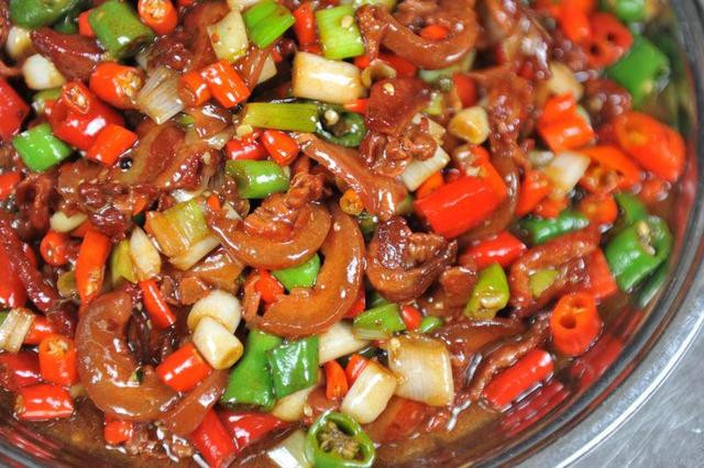 3. Đồ cay: Những đồ ăn cay như lẩu thường rất đưa miệng, đặc biệt với những người có thói quen ăn cay, chỉ cần thiếu vị này sẽ cảm thấy nhạt nhẽo, khó nuốt.