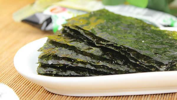 2. Rong biển: Rong biển, tảo bẹ là những loại rau chứa nhiều i ốt, được xem là những loại rau rát tốt, phổ biến trong các gia đình. Chúng cũng được xem là loại rau chống lão hóa đỉnh cao nên thường được hội chị em phụ nữ yêu thích.