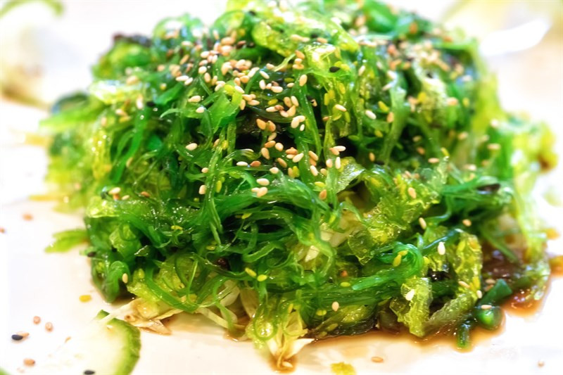 Tuy nhiên, thừa i ốt cũng khiến bệnh cường giáp trầm trọng hơn, vì vậy bệnh nhân cường giáp nên ăn ít rong biển mà tốt nhất là không nên ăn.