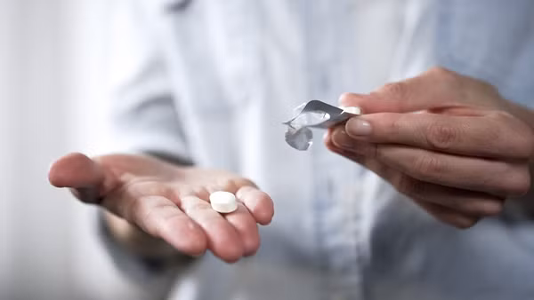 Về mặt an toàn và khả năng dung nạp, thuốc có ít tác dụng phụ và chủ yếu là các tác dụng phụ ở mức độ thấp. Các triệu chứng bất lợi duy nhất được báo cáo bao gồm nhức đầu, mất ngủ và tăng nồng độ alanin aminotransferase.