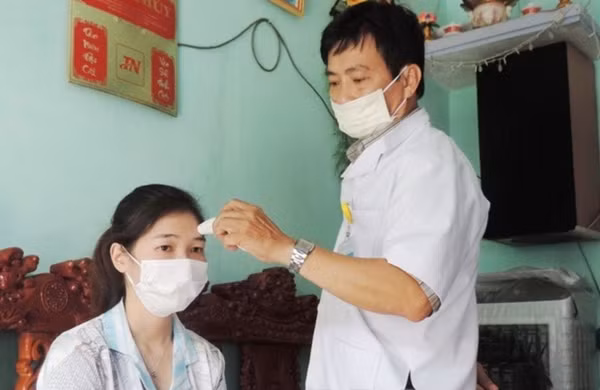 Theo các thông tin chia sẻ trên Cổng thông tin điện tử ngành y tế TP.HCM, thuốc molnupiravir được sử dụng bằng đường uống, ngay sau khi bệnh nhân có xét nghiệm dương tính với COVID-19. Trong các đợt thử nghiệm lâm sàng, hãng Merck đã phát thuốc molnupiravir cho người đã có triệu chứng của bệnh trong 5 ngày đầu và được tiên lượng là có nguy cơ cao đổ bệnh nặng, bao gồm các bệnh nhân: Trên 60 tuổi, người có sẵn bệnh nền (tim mạch, đái tháo đường). Kết quả thuốc molnupiravir giảm 50% nguy cơ nhập viện. Cụ thể khi so sánh các nhóm: 14,1% các bệnh nhân đã dùng giả dược phải nhập viện; chỉ 7,3% bệnh nhân đã uống thuốc molnupiravir phải nhập viện. Nhóm dùng thuốc molnupiravir không có bệnh nhân tử vong; 8 bệnh nhân đã tử vong trong nhóm dùng giả dược.