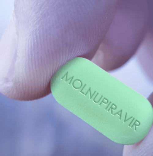 Ban đầu, Molnupiravir được nghiên cứu và phát triển để điều trị bệnh cúm thường. Thế nhưng sau khi xem xét các dữ liệu và nhận thấy tiềm năng của loại thuốc này, các nhà nghiên cứu quyết định phát triển Molnupiravir thành thuốc điều trị COVID-19.