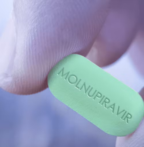 Ban đầu, Molnupiravir được nghiên cứu và phát triển để điều trị bệnh cúm thường. Thế nhưng sau khi xem xét các dữ liệu và nhận thấy tiềm năng của loại thuốc này, các nhà nghiên cứu quyết định phát triển Molnupiravir thành thuốc điều trị COVID-19.