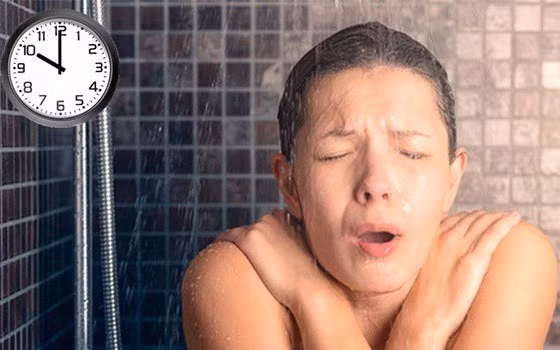 Rất nhiều nghiên cứu khoa học đã chỉ ra rằng việc tắm khuya, kể cả khi tắm bằng nước nóng tiềm ẩn nhiều nguy có cho sức khỏe, nhất là ở những người huyết áp thấp, huyết áp không ổn định.