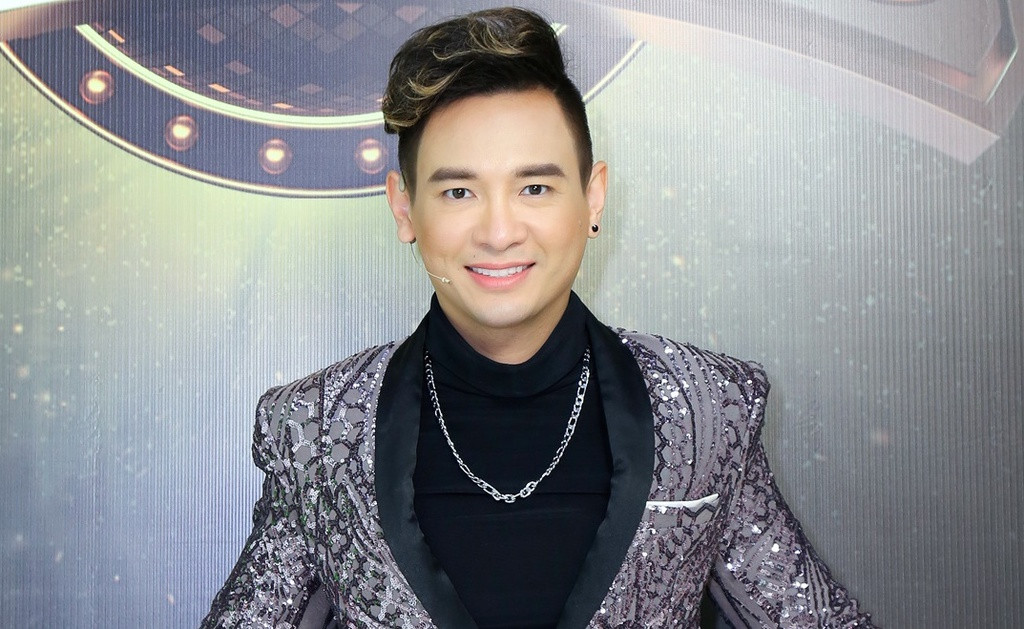 Ngày 12/8, ca sĩ Việt Quang qua đời tại nhà riêng sau thời gian chống chọi với căn bệnh viêm phổi nặng, hưởng dương 44 tuổi. Thông tin khiến khán giả, đồng nghiệp bàng hoàng, xót xa.