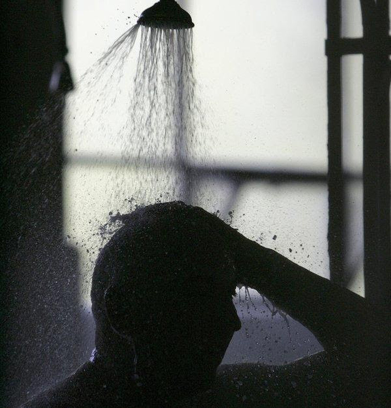 Điều này xảy ra do nhiệt độ ban đêm thường hạ thấp cùng với nhiệt độ nước tắm không phù hợp. Cơ thể sẽ tự điều chỉnh bằng cách co mạch hoặc giãn mạch để giữ nhiệt hoặc thoát nhiệt.