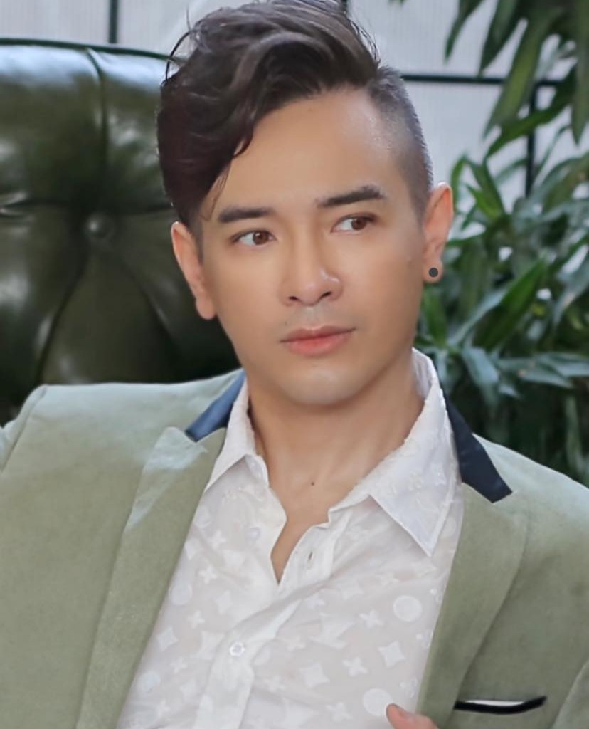 Theo chia sẻ trước khi qua đời, nguyên nhân khiến ca sĩ Việt Quang mắc bệnh viêm phổi nặng là do thói quen tắm đêm, thức khuya, làm việc bất kể giờ giấc và ỷ vào sức khỏe.