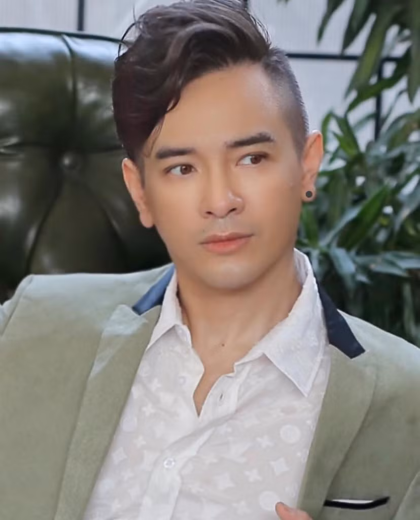 Theo chia sẻ trước khi qua đời, nguyên nhân khiến ca sĩ Việt Quang mắc bệnh viêm phổi nặng là do thói quen tắm đêm, thức khuya, làm việc bất kể giờ giấc và ỷ vào sức khỏe.