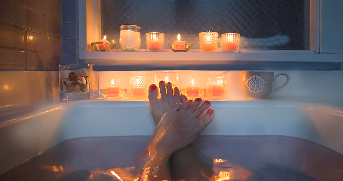 Ngoài ra, tắm đêm còn có thể gây ra tình trạng nhiễm trùng phổi, viêm phổi, nhiễm virút, cảm cúm... đặc biệt ở những người đang trong thời kỳ dưỡng bệnh, suy giảm miễn dịch, phụ nữ có thai.