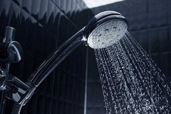 Vậy tắm đêm thực sự nguy hiểm thế nào? Nhiều nghiên cứu khoa học đã chỉ ra rằng việc tắm khuya tiềm ẩn nhiều nguy cơ cực kỳ nguy hiểm cho sức khỏe.