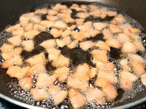 Thêm vào đó, tóp mỡ vốn là thực phẩm chiên rán, trong quá trình chiên rán cũng sản sinh ra chất gây ung thư có tên là “benzopyrene”. Những người thường xuyên ăn tóp mỡ cũng sẽ có nguy cơ mắc mắc bệnh ung thư thực quản, ung thư dạ dày cao hơn những người khác.