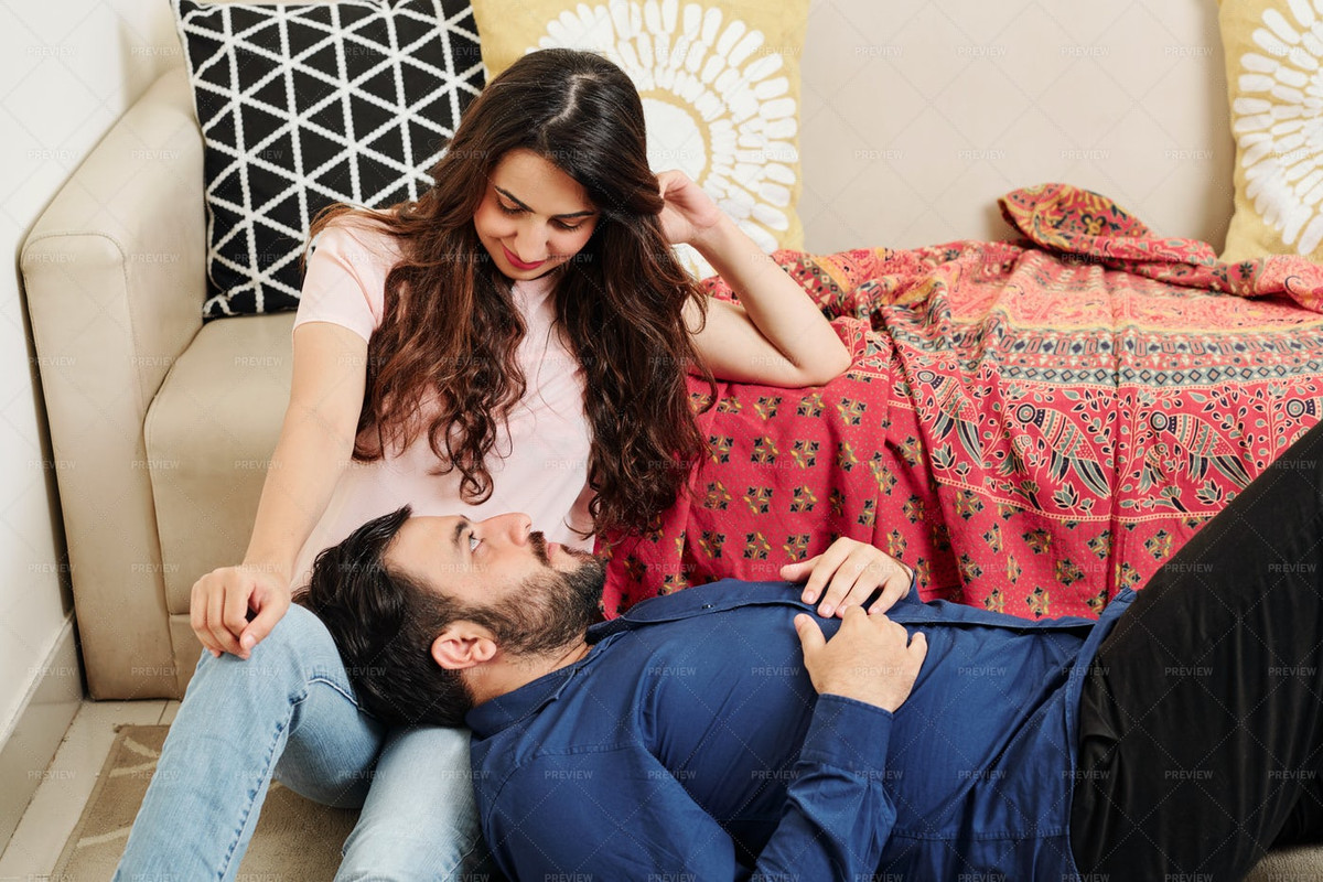 Nói chuyện với họ để biết họ có thoải mái hay không, ranh giới của họ là gì, đảm bảo không khiến vợ/chồng khó chịu.