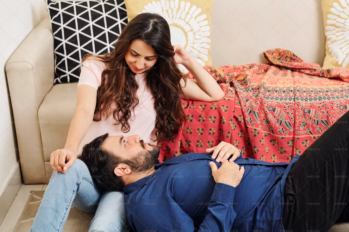 Nói chuyện với họ để biết họ có thoải mái hay không, ranh giới của họ là gì, đảm bảo không khiến vợ/chồng khó chịu.